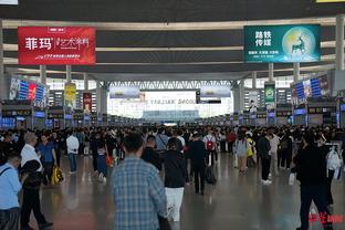 等候英雄归来，众多泰山球迷聚集在济南高铁站